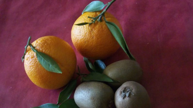 Laranja, kiwi, goiaba, cajú, frutas vermelhas e outras são ricas fontes de vitamina C (Dalila01/Wikimedia Commons)