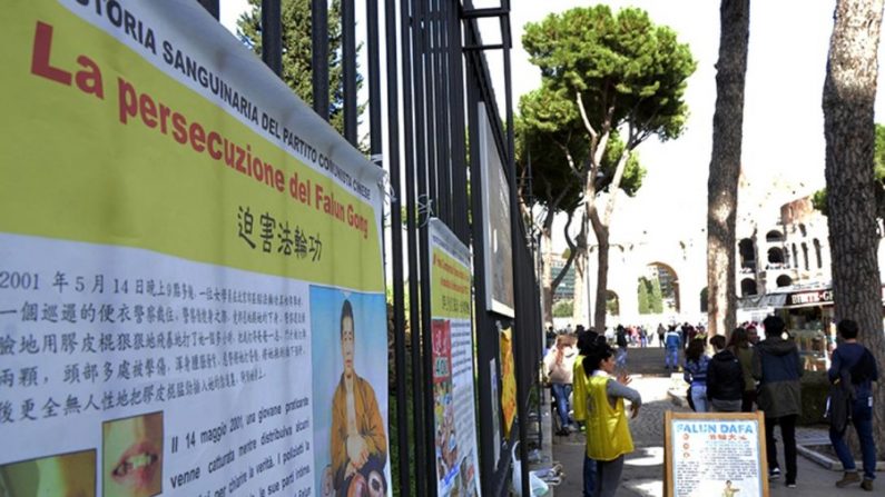 Turistas em locais turísticos de Roma leem materiais informativos sobre o Falun Gong (Minghui.org)