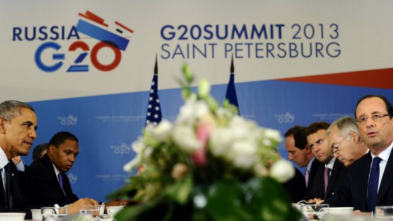 Presidente dos EUA, Barack Obama (esq.) ouve o presidente francês François Hollande durante uma reunião bilateral do G20 em São Petersburgo, em 06 de setembro de 2013 (JEWEL SAMAD/AFP/Getty Images)