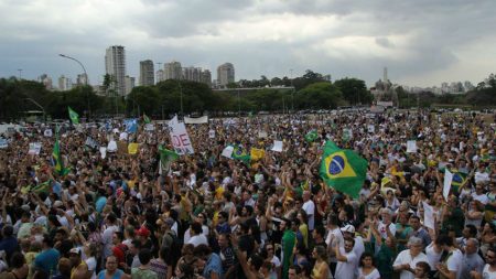 Autoritarismo: juiz proíbe manifestações em Curitiba