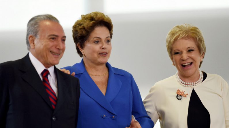 Presidente do Brasil, Dilma Rousseff (centro), seu vice-presidente Michel Temer (esq.) e a ministra da Cultura, Marta Suplicy chegam para a cerimônia da Ordem do Mérito Cultural no Palácio do Planalto, em Brasília, em 05 de novembro de 2014. Em seu primeiro evento público desde que foi re-eleita para um novo mandato, Dilma fez uma homenagem a personalidades da cultura brasileira que morreram em 2013 (EVARISTO SA/AFP/Getty Images)