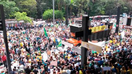 Manifestantes pedem impeachment de Dilma Rousseff e anulação das eleições