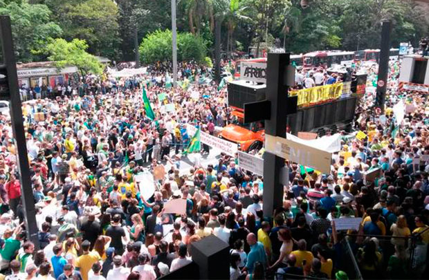 Em São Paulo, multidão vai do MASP à sede da Petrobras contra Dilma Rousseff (Cortesia de Alexandre Quaresma)