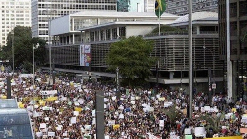 Protesto contra golpe comunista e fraude eleitoral na Av. Paulista, São Paulo em 01.11.2014 (Internet)