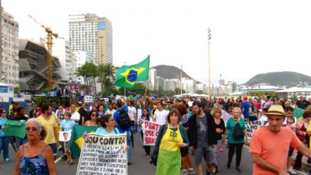 Manifestantes marcham em Copacabana contra Dilma, PT e Foro de São Paulo