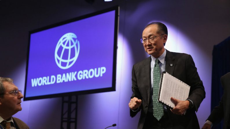 Presidente do Banco Mundial Jim Yong Kim retira-se depois de uma conferência de imprensa durante a reunião anual do Fundo Monetário Internacional em 9 de outubro de 2014 em Washington, DC (Chip Somodevilla/Getty Images)