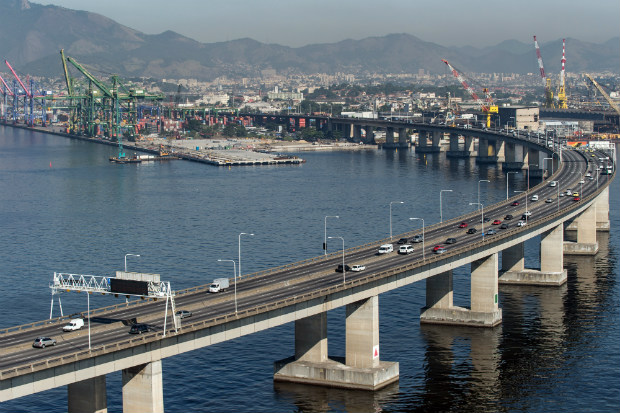 Vista aérea da ponte que liga Rio de Janeiro a Niterói sobre a Baía de Guanabara, no Rio de Janeiro, Brasil, em 28 de junho de 2014 (Yasuyoshi CHIBA/AFP/Getty Images)