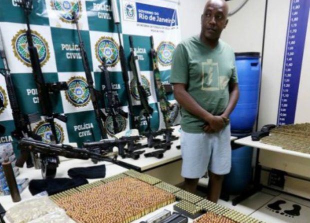 Jerônimo Ronaldo Severino Pereira, de 42 anos, confessou ser dono dos dez fuzis, duas metralhadoras, nove pistolas e mais de 20 mil balas de diversos calibres. O material foi encontrado em tonéis no fundo falso da garagem da casa do militar (Reprodução)