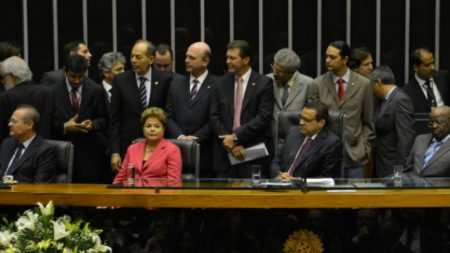 Deputados federais e senadores votarão em dezembro reajuste dos próprios salários