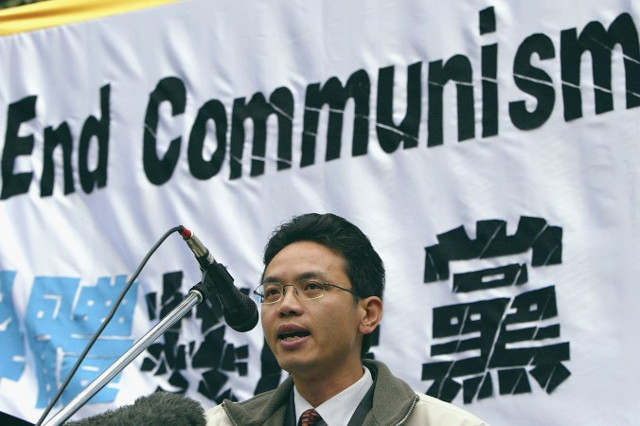 Chen Yonglin dirige-se à multidão durante um comício em 26 de junho de 2005 em Sydney, Austrália. A manifestação foi organizada para pedir que o governo australiano conceda asilo político aos desertores do regime chinês, Chen Yonglin e Hao Fengjun (Mark Kolbe/Getty Images)