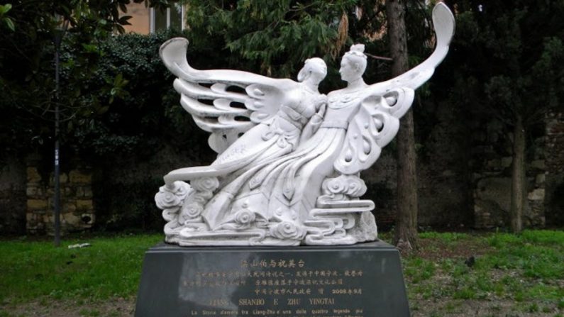 Estátua em Verona, na Itália, sobre Zhu Yingtai e Liang Shanbo, conhecidos como os "Amantes Borboletas". (Cortesia de Garrow)