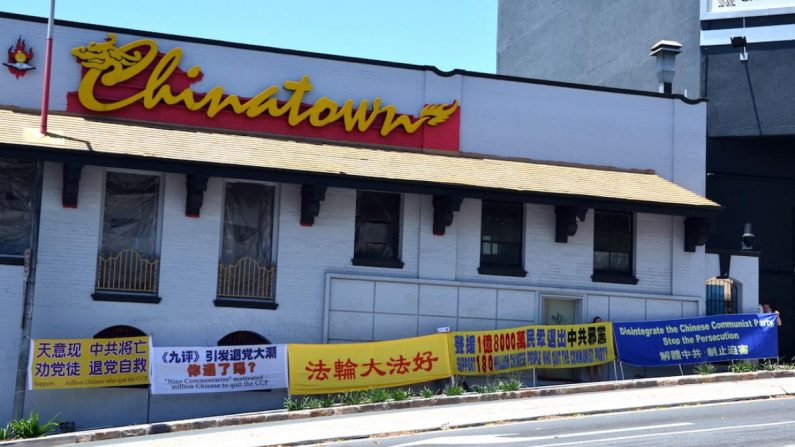 Praticantes australianos do Falun Gong em Chinatown na Brisbane, em 8 de novembro, comemoraram o 10º aniversário da publicação dos Nove Comentários (Minghui.org)