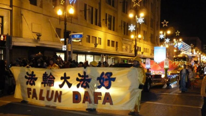 Praticantes do Falun Dafa participaram do desfile anual do Papai Noel de Winnipeg  (Minghui.org)