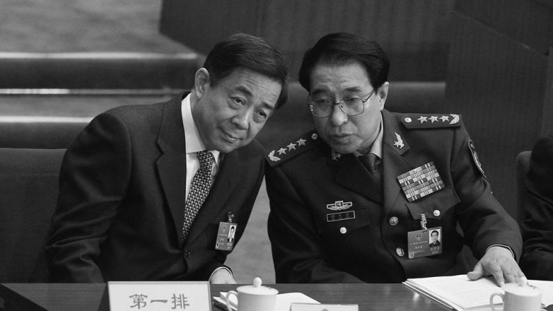 Xu Caihou (à direita), o ex-vice-presidente do Comitê Militar Central, que controla os militares da China, e Bo Xilai, um ex-membro do Politburo, comparecem à sessão de abertura do Congresso Popular Nacional, no Grande Salão do Povo, em Pequim, China, em 5 de março de 2012 (Feng Li/Getty Images)