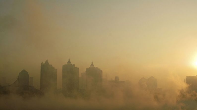 Um barco navega pelo rio Huangpu sob um céu nebuloso da Shanghai em 10 de janeiro de 2012. Quarenta e duas empresas chinesas de subscrição de empréstimo foram à falência no centro financeiro de Shanghai (Peter Parks/AFP/Getty Images)