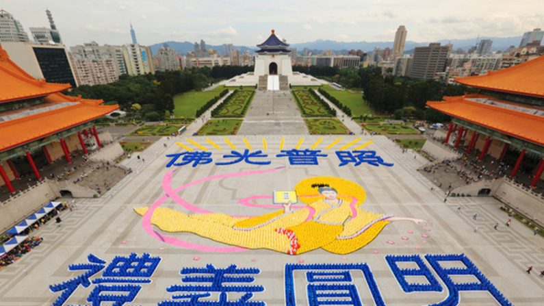 Praticantes do Falun Dafa se reuniram em Taiwan em 2014 para formar uma imagem inspiradora (Epoch Times)