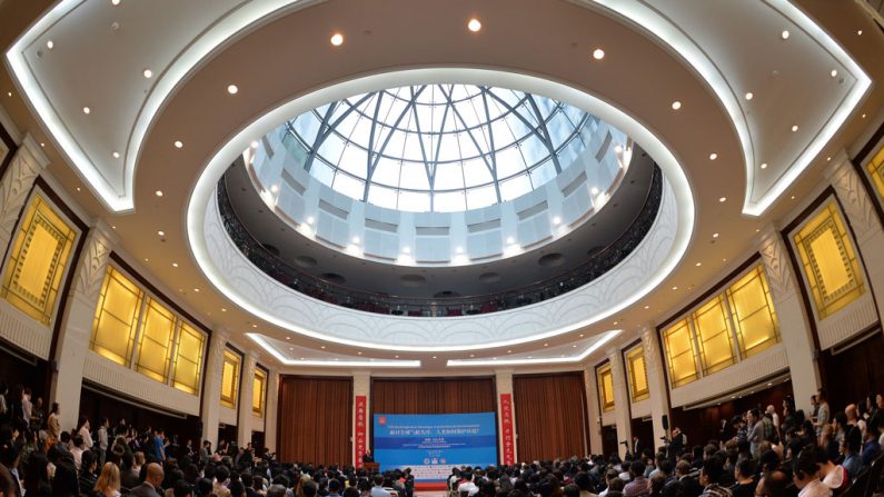 O chanceler francês Laurent Fabius discursa para alunos e professores na Universidade Fudan, em Shanghai, em 17 de maio de 2014. Fudan recentemente fez manchete quando 15 de seus funcionários foram selecionados para uma investigação do Partido Comunista Chinês (Mark Ralston/AFP/Getty Images)