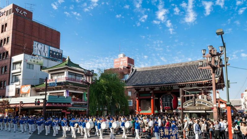 Muitos turistas da China assistem o desfile do Falun Gong em Tóquio (Minghui.org)