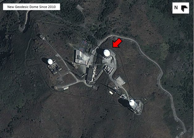 Uma instalação de espionagem localizada na área da Montanha Tai Mo de Hong Kong é mostrada em imagens de satélite da Digital Globe. A estação dirigida pelo Exército da Libertação Popular do regime chinês seria usada para espionar os cidadãos de Hong Kong (Digital Globe)