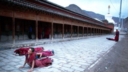 Monjas tibetanas que evitam “educação patriótica” comunista são expulsas de monastérios na China