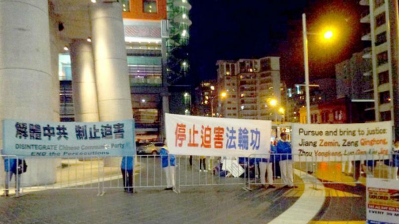 Protesto fora do Hotel Skycity em Auckland, Nova Zelândia (Minghui.org)