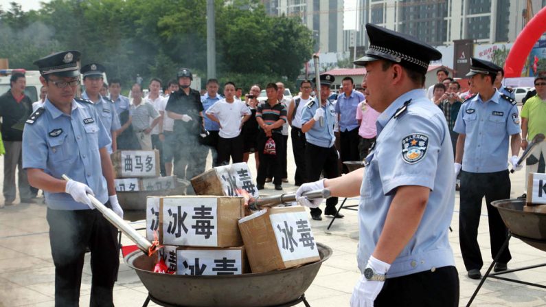 Policiais se preparam para incinerar drogas no Dia Internacional contra o Abuso de Drogas e o Tráfico Ilícito em 26 de junho de 2012, em Shenyang, China. O consumo de drogas na China tem aumentado rapidamente nos últimos dois anos, segundo o Ministério da Segurança Pública (ChinaFotoPress/Getty Images)