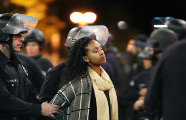 Manifestante é preso durante uma manifestação após a decisão do grande júri não indiciar um policial branco que matou a tiros um adolescente negro desarmado em Ferguson, Missouri, nas primeiras horas da manhã de 26 de novembro de 2014 em Los Angeles, Califórnia (David McNew / Getty Images)