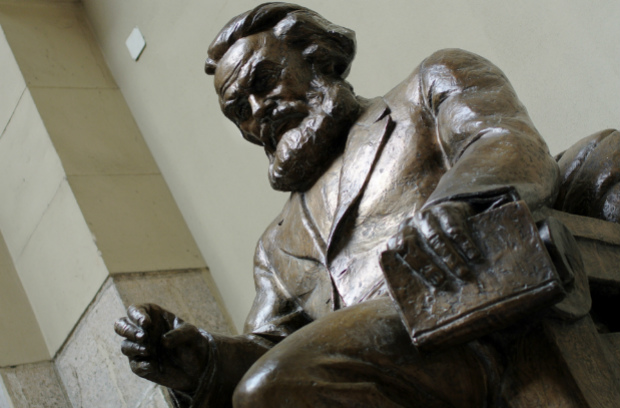 Uma estátua do filósofo alemão Carl Marx é vista no prédio da Universidade Corvinus, em Budapeste, em 4 de setembro de 2014. O 'Corvinus "foi rebatizado em 1953 como Karl Marx University e foi uma base da elite intelectual marxista na era socialista (ATTILA KISBENEDEK/AFP/Getty Images)