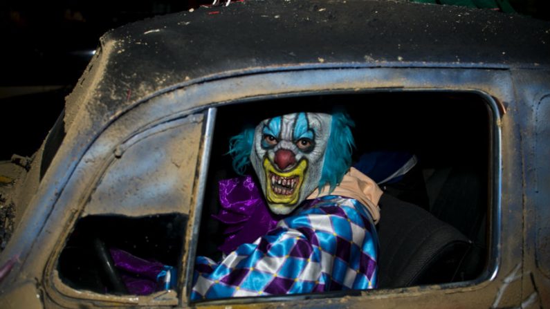 No Facebook e no Twitter da polícia nacional, foi publicada a página Chasseur de clown (caçadores de palhaços, em tradução livre), que pede às pessoas que liguem para a emergência no caso de depararem com grupos violentos de palhaços (RONALDO SCHEMIDT/AFP/Getty Images)