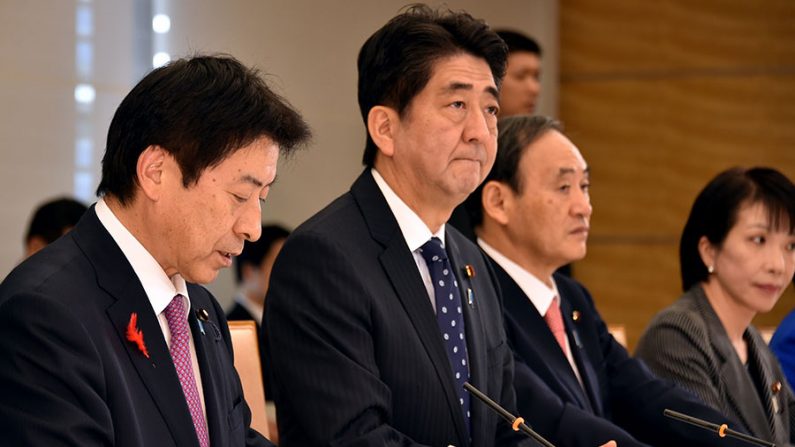 O primeiro-ministro do Japão, Shinzo Abe, ao centro, anuncia a ajuda para combater o vírus Ebola (Yoshikazu Tsuno / AFP / Getty Images)