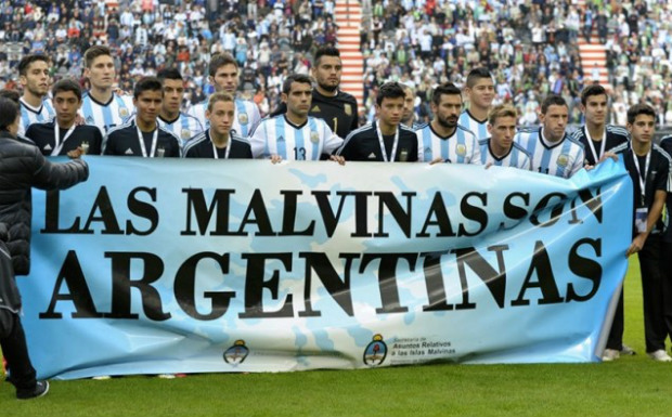 Ocasionalmente, a seleção argentina de futebol estende uma faixa com os dizeres “las Malvinas son Argentinas” antes de seus jogos – a situação começou a chamar a atenção da imprensa internacional na época da última Copa do Mundo, como num amistoso contra a Eslovênia (Reprodução)