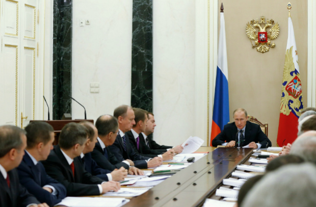 O líder russo Vladimir Putin preside uma reunião do Conselho de Segurança no Kremlin em Moscou, em 1º de outubro de 2014. O presidente disse que a Rússia deve tomar medidas para proteger melhor seu ciberespaço (DMITRY ASTAKHOV/AFP/Getty Images)