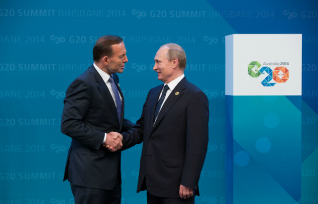 Nesta foto fornecida pelo G20 Austrália, o primeiro-ministro australiano Tony Abbott cumprimenta o Presidente da Rússia, Vladimir Putin, durante a recepção oficial no Centro de Convenções e Exposições em 15 de novembro de 2014 em Brisbane, Austrália. (Ray Caixa/G20 Austrália/Getty Images)