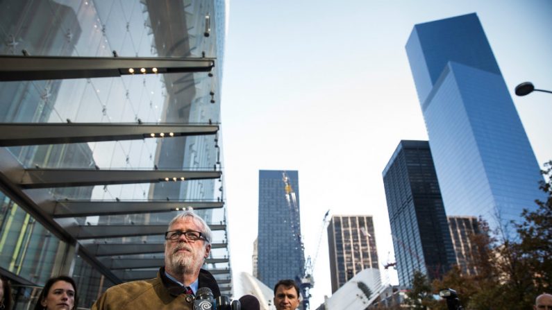 Patrick Foye, diretor executivo da Autoridade Portuária de Nova York e Nova Jersey, fala para a imprensa anunciando a abertura do edifício One World Trade Center em 3 de novembro de 2014 em New York City. O novo WTC é composto por cinco torres (Andrew Burton/Getty Images)