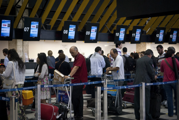 Os trabalhadores decidiram em assembleia fazer protestos surpresas em aeroportos a três dias do Natal, quando os saguões deverão estar abarrotados de pessoas em busca de passar as festas com amigos e familiares (Arquivo ABr)