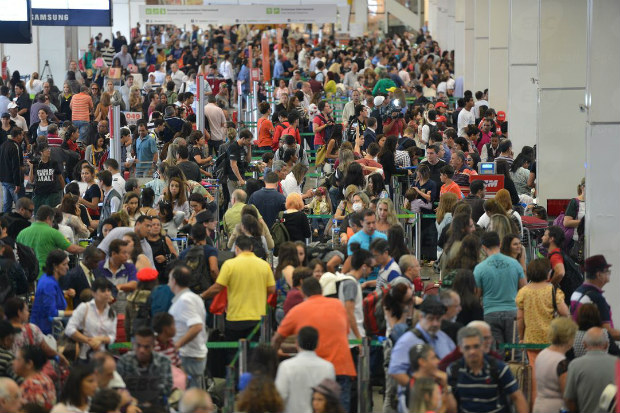 Por volta das 7h, cerca de 300 manifestantes, segundo o Sindicato Nacional dos Aeroviários (SNA), fecharam a principal via de acesso ao aeroporto (Antonio Cruz/ Agência Brasil)