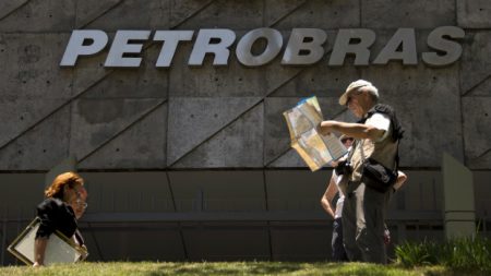 Crise na Petrobras causa centenas de demissões nos estaleiros de Niterói, no RJ