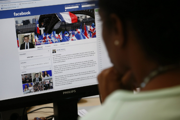 Mulher observa página do Facebook do ex-presidente francês Nicolas Sarkozy em 19 de setembro de 2014 (THOMAS SAMSON/AFP/Getty Images)