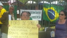 Grupo se mobiliza no centro do Rio e leva mensagem que denuncia o comunismo