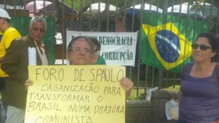 Grupo se mobiliza no centro do Rio e leva mensagem que denuncia o comunismo