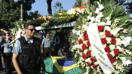 Policiais do RJ se manifestam a favor do movimento #basta