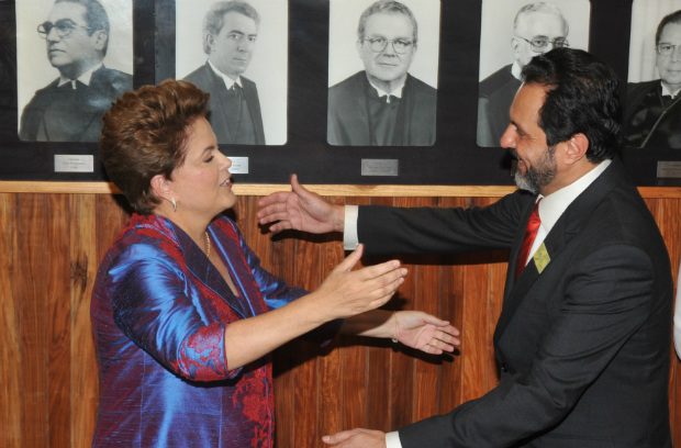 A presidente eleita, Dilma Rousseff, é diplomada no Plenário do Tribunal Superior Eleitoral (TSE) em 17/12/2010 (Valter Campanato/Abr)