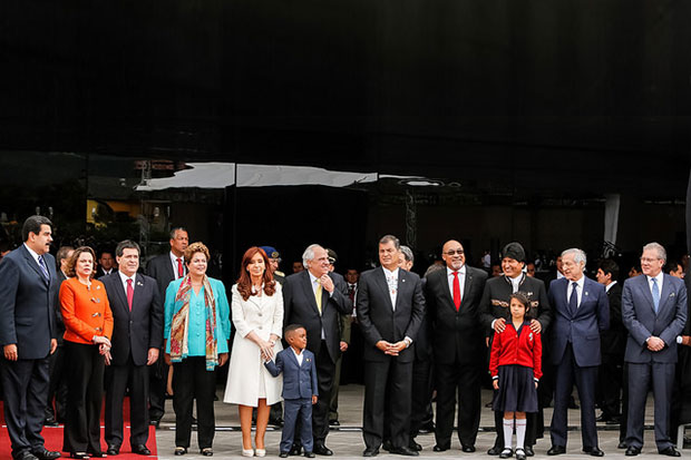 Presidentes durante chegada para a Cúpula Extraordinária da União das Nações Sul-Americanas (Unasul) no Equador (Roberto Stuckert Filho / PR)
