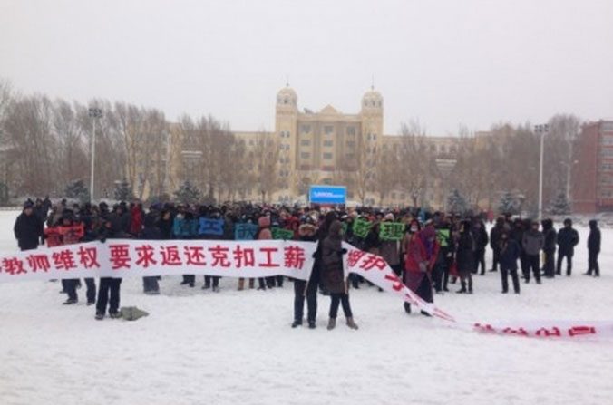 Professores no condado de Yilan, província de Heilongjiang, Norte da China, entraram em greve para protestar contra os baixos salários e o pagamento obrigatório de pensão, em 1º de dezembro de 2014. A greve em Heilongjiang começou em meados de novembro e se espalhou para outras seis cidades ao longo das semanas seguintes (Captura de tela/Weibo.com)