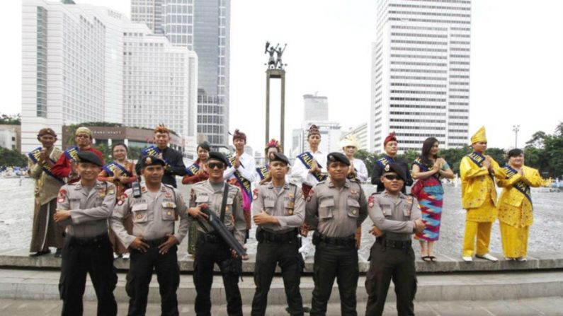 Os oficiais de polícia tiraram fotos com os praticantes vestindo trajes tradicionais da Indonésia (Minghui.org)