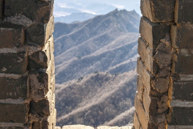 Olhando através de uma janela de uma torre de vigia da Grande Muralha da China. "Quando soldados corajosos recebem notícias de um ataque iminente do inimigo, eles imediatamente correm para defender seu país, determinados a cumprir, sem hesitação, seu dever." (Mirko Kirstein/Photos.com)