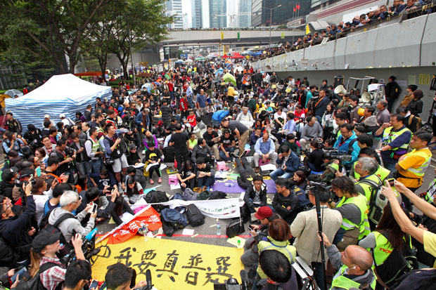 Manifestantes e legisladores pró-democracia protestam no Almirantado em Hong Kong, em 11 de dezembro de 2014 (Poon Zai Shu/Epoch Times)