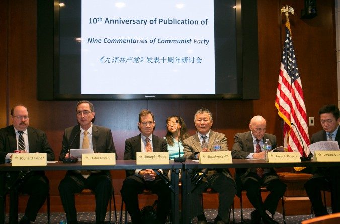 (esquerda-direita) Richard Fisher, John Nania, Joseph Rees, Wei Jingsheng (atrás dele, sua intérprete e colega, Huang Ciping), Joseph Bosco e Charles Lee, aguardam para falar durante um fórum sobre a publicação de 'Nove Comentários sobre o Partido Comunista' no Capitólio em Washington DC, em 3 de dezembro (Lisa Fan/Epoch Times)