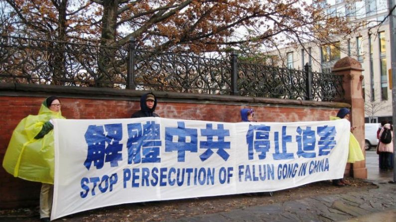 Em Toronto, praticantes do Falun Gong expõem faixas pedindo o fim da perseguição contra a prática pacífica na China (Minghui.org)