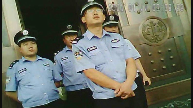 Policiais, juízes e funcionários do Partido Comunista Chinês ameaçam familiares de praticantes do Falun Gong após um julgamento encenado (Minghui.org)
